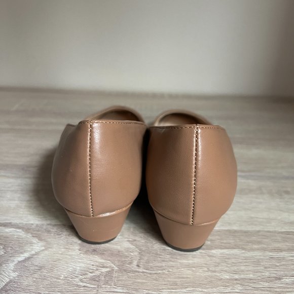 ADRIENNE VITTADINI Palmer Size 7 Faux Leather Wedge Pumps Women's Tan - Picture 9 of 10